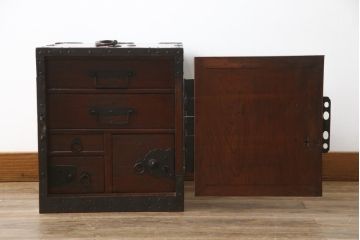 和製アンティーク　総欅(ケヤキ)材　堅牢な金具が存在感を際立たせる船箪笥(掛硯型、懸硯型、舟箪笥、時代箪笥、帳箱、小物収納、帳場箪笥、銭箱)(R-058812)