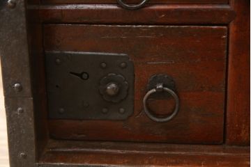 和製アンティーク　総欅(ケヤキ)材　堅牢な金具が存在感を際立たせる船箪笥(掛硯型、懸硯型、舟箪笥、時代箪笥、帳箱、小物収納、帳場箪笥、銭箱)(R-058812)