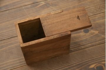 和製アンティーク　総欅(ケヤキ)材　堅牢な金具が存在感を際立たせる船箪笥(掛硯型、懸硯型、舟箪笥、時代箪笥、帳箱、小物収納、帳場箪笥、銭箱)(R-058812)