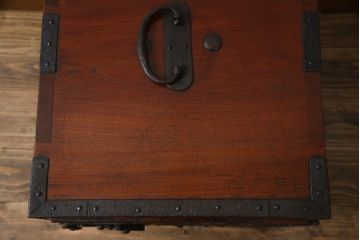 和製アンティーク　総欅(ケヤキ)材　堅牢な金具が存在感を際立たせる船箪笥(掛硯型、懸硯型、舟箪笥、時代箪笥、帳箱、小物収納、帳場箪笥、銭箱)(R-058812)