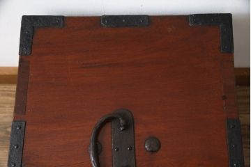 和製アンティーク　総欅(ケヤキ)材　堅牢な金具が存在感を際立たせる船箪笥(掛硯型、懸硯型、舟箪笥、時代箪笥、帳箱、小物収納、帳場箪笥、銭箱)(R-058812)