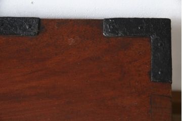 和製アンティーク　総欅(ケヤキ)材　堅牢な金具が存在感を際立たせる船箪笥(掛硯型、懸硯型、舟箪笥、時代箪笥、帳箱、小物収納、帳場箪笥、銭箱)(R-058812)