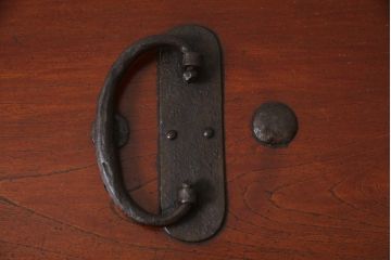 和製アンティーク　総欅(ケヤキ)材　堅牢な金具が存在感を際立たせる船箪笥(掛硯型、懸硯型、舟箪笥、時代箪笥、帳箱、小物収納、帳場箪笥、銭箱)(R-058812)