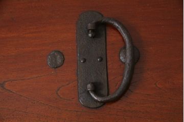 和製アンティーク　総欅(ケヤキ)材　堅牢な金具が存在感を際立たせる船箪笥(掛硯型、懸硯型、舟箪笥、時代箪笥、帳箱、小物収納、帳場箪笥、銭箱)(R-058812)