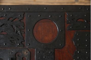 和製アンティーク　総欅(ケヤキ)材　堅牢な金具が存在感を際立たせる船箪笥(掛硯型、懸硯型、舟箪笥、時代箪笥、帳箱、小物収納、帳場箪笥、銭箱)(R-058812)