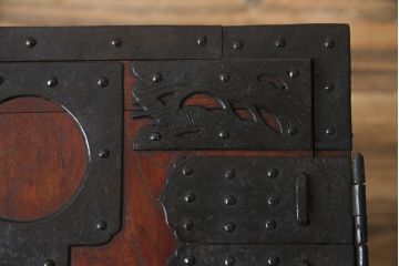 和製アンティーク　総欅(ケヤキ)材　堅牢な金具が存在感を際立たせる船箪笥(掛硯型、懸硯型、舟箪笥、時代箪笥、帳箱、小物収納、帳場箪笥、銭箱)(R-058812)