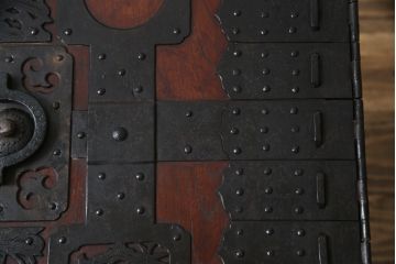 和製アンティーク　総欅(ケヤキ)材　堅牢な金具が存在感を際立たせる船箪笥(掛硯型、懸硯型、舟箪笥、時代箪笥、帳箱、小物収納、帳場箪笥、銭箱)(R-058812)