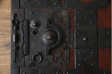 和製アンティーク　総欅(ケヤキ)材　堅牢な金具が存在感を際立たせる船箪笥(掛硯型、懸硯型、舟箪笥、時代箪笥、帳箱、小物収納、帳場箪笥、銭箱)(R-058812)