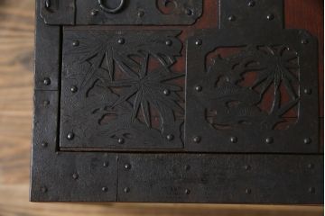 和製アンティーク　総欅(ケヤキ)材　堅牢な金具が存在感を際立たせる船箪笥(掛硯型、懸硯型、舟箪笥、時代箪笥、帳箱、小物収納、帳場箪笥、銭箱)(R-058812)