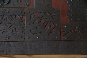 和製アンティーク　総欅(ケヤキ)材　堅牢な金具が存在感を際立たせる船箪笥(掛硯型、懸硯型、舟箪笥、時代箪笥、帳箱、小物収納、帳場箪笥、銭箱)(R-058812)