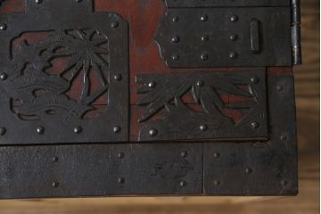 和製アンティーク　総欅(ケヤキ)材　堅牢な金具が存在感を際立たせる船箪笥(掛硯型、懸硯型、舟箪笥、時代箪笥、帳箱、小物収納、帳場箪笥、銭箱)(R-058812)