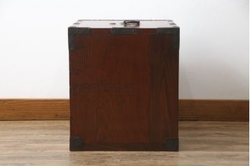 和製アンティーク　総欅(ケヤキ)材　堅牢な金具が存在感を際立たせる船箪笥(掛硯型、懸硯型、舟箪笥、時代箪笥、帳箱、小物収納、帳場箪笥、銭箱)(R-058812)