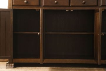 中古　美品　国会議事堂納品の高級家具メーカー　徳田家具　花の彫刻がかわいらしいキャビネット(収納棚、戸棚、食器棚、ダイニングボード)(R-058822)