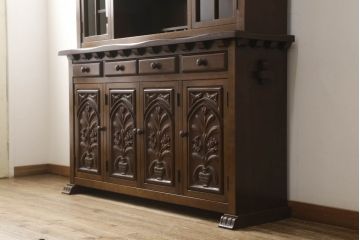 中古　美品　国会議事堂納品の高級家具メーカー　徳田家具　花の彫刻がかわいらしいキャビネット(収納棚、戸棚、食器棚、ダイニングボード)(R-058822)