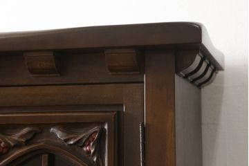 中古　美品　国会議事堂納品の高級家具メーカー　徳田家具　花の彫刻がかわいらしいキャビネット(収納棚、戸棚、食器棚、ダイニングボード)(R-058822)