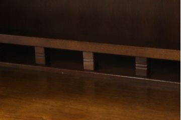 中古　美品　国会議事堂納品の高級家具メーカー　徳田家具　花の彫刻がかわいらしいキャビネット(収納棚、戸棚、食器棚、ダイニングボード)(R-058822)
