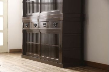 中古　鉄刀木(タガヤサン)　和モダンな雰囲気を醸し出す二段重ね水屋箪笥(定価約120万円)(キャビネット、食器棚、戸棚、収納棚)(R-058823)