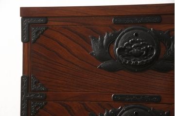 中古　美品　岩谷堂箪笥　こだわりの意匠が目を引く縦型チェスト(整理箪笥、引き出し、和たんす)(R-058834)