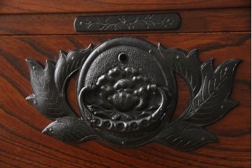 中古　美品　岩谷堂箪笥　こだわりの意匠が目を引く縦型チェスト(整理箪笥、引き出し、和たんす)(R-058834)