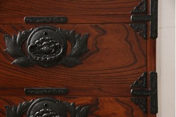 中古　美品　岩谷堂箪笥　こだわりの意匠が目を引く縦型チェスト(整理箪笥、引き出し、和たんす)(R-058834)