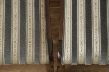 中古　神戸洋家具　メープル不二屋　ストライプ柄が上品な雰囲気を醸し出すダイニングチェア2脚セット(イス、椅子)(R-058840)