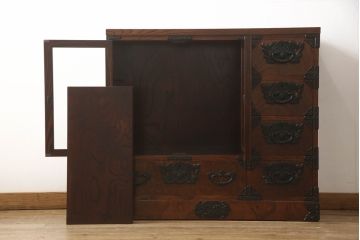 中古　美品　岩谷堂箪笥　力強い木目と重厚な金具が目を引くサイドボード(戸棚、収納棚、キャビネット)(R-058841)