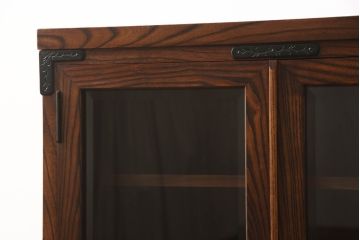 中古　美品　岩谷堂箪笥　力強い木目と重厚な金具が目を引くサイドボード(戸棚、収納棚、キャビネット)(R-058841)