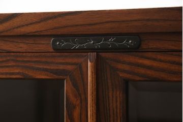 中古　美品　岩谷堂箪笥　力強い木目と重厚な金具が目を引くサイドボード(戸棚、収納棚、キャビネット)(R-058841)