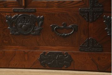 中古　美品　岩谷堂箪笥　力強い木目と重厚な金具が目を引くサイドボード(戸棚、収納棚、キャビネット)(R-058841)