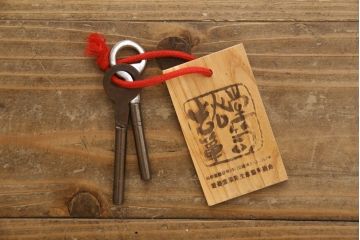 中古　美品　岩谷堂箪笥　力強い木目と重厚な金具が目を引くサイドボード(戸棚、収納棚、キャビネット)(R-058841)