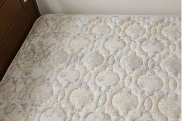 中古　美品　DREXEL HERITAGE(ドレクセルヘリテイジ)　Triune(トライユン)　シモンズマットレス　落ち着いた雰囲気づくりを叶えるベッド(セミダブル)(R-058843)