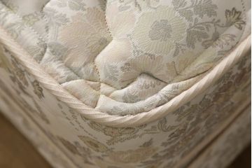 中古　美品　DREXEL HERITAGE(ドレクセルヘリテイジ)　Triune(トライユン)　シモンズマットレス　落ち着いた雰囲気づくりを叶えるベッド(セミダブル)(R-058843)
