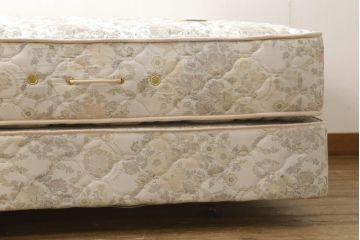 中古　美品　DREXEL HERITAGE(ドレクセルヘリテイジ)　Triune(トライユン)　シモンズマットレス　落ち着いた雰囲気づくりを叶えるベッド(セミダブル)(R-058843)