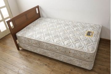 中古　美品　DREXEL HERITAGE(ドレクセルヘリテイジ)　Triune(トライユン)　シモンズマットレス　落ち着いた雰囲気づくりを叶えるベッド(セミダブル)(R-058844)