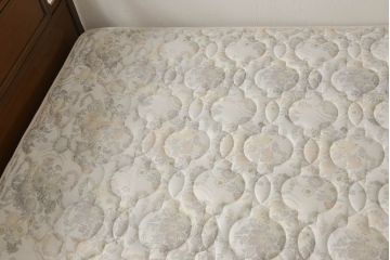 中古　美品　DREXEL HERITAGE(ドレクセルヘリテイジ)　Triune(トライユン)　シモンズマットレス　落ち着いた雰囲気づくりを叶えるベッド(セミダブル)(R-058844)
