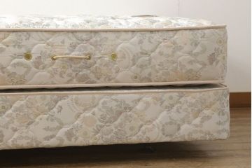中古　美品　DREXEL HERITAGE(ドレクセルヘリテイジ)　Triune(トライユン)　シモンズマットレス　落ち着いた雰囲気づくりを叶えるベッド(セミダブル)(R-058844)