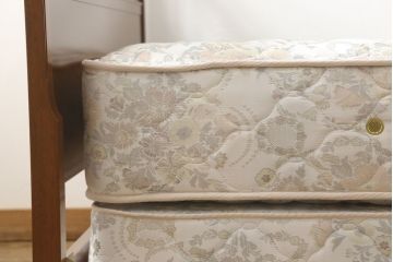 中古　美品　DREXEL HERITAGE(ドレクセルヘリテイジ)　Triune(トライユン)　シモンズマットレス　落ち着いた雰囲気づくりを叶えるベッド(セミダブル)(R-058844)