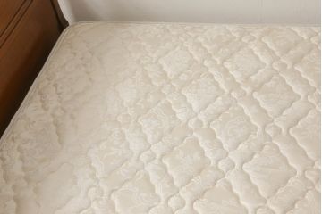 中古　美品　DREXEL HERITAGE(ドレクセルヘリテージ)　Triune(トライユン)　シモンズマットレス　落ち着いた雰囲気づくりを叶えるベッド(セミダブル)(R-058845)