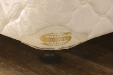 中古　美品　DREXEL HERITAGE(ドレクセルヘリテージ)　Triune(トライユン)　シモンズマットレス　落ち着いた雰囲気づくりを叶えるベッド(セミダブル)(R-058845)