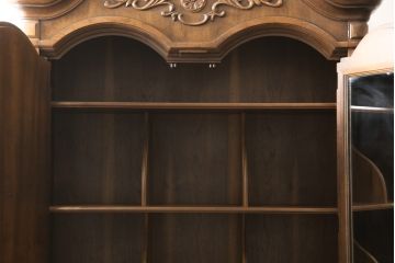 中古　美品　希少モデル　DREXEL HERITAGE(ドレクセルヘリテイジ)　Cameo Classics(キャメオクラシックス)　曲線的なデザインが優美な雰囲気を醸し出すキャビネット(収納棚、戸棚、ワードローブ)(R-058847)