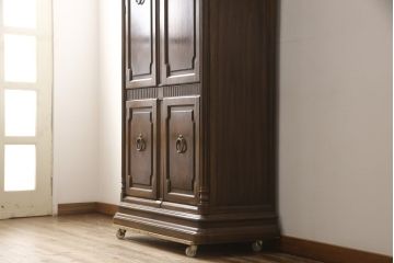 中古　美品　希少モデル　DREXEL HERITAGE(ドレクセルヘリテイジ)　Cameo Classics(キャメオクラシックス)　曲線的なデザインが優美な雰囲気を醸し出すキャビネット(収納棚、戸棚、ワードローブ)(R-058847)