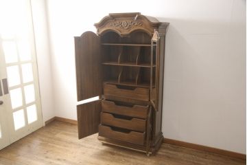 中古　美品　希少モデル　DREXEL HERITAGE(ドレクセルヘリテイジ)　Cameo Classics(キャメオクラシックス)　曲線的なデザインが優美な雰囲気を醸し出すキャビネット(収納棚、戸棚、ワードローブ)(R-058847)