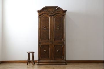 中古　美品　希少モデル　DREXEL HERITAGE(ドレクセルヘリテイジ)　Cameo Classics(キャメオクラシックス)　曲線的なデザインが優美な雰囲気を醸し出すキャビネット(収納棚、戸棚、ワードローブ)(R-058848)
