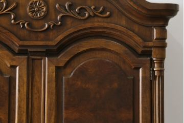 中古　美品　希少モデル　DREXEL HERITAGE(ドレクセルヘリテイジ)　Cameo Classics(キャメオクラシックス)　曲線的なデザインが優美な雰囲気を醸し出すキャビネット(収納棚、戸棚、ワードローブ)(R-058848)