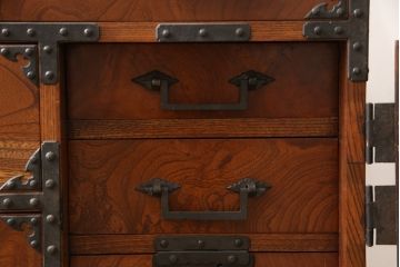 和製アンティーク　美品　総欅(ケヤキ)材・中桐　手打ち金具　シンプルな金具が和モダンな雰囲気を醸し出す酒田小箪笥(収納箪笥、和たんす、引き出し、整理タンス)(R-058849)