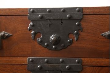 和製アンティーク　美品　総欅(ケヤキ)材・中桐　手打ち金具　シンプルな金具が和モダンな雰囲気を醸し出す酒田小箪笥(収納箪笥、和たんす、引き出し、整理タンス)(R-058849)