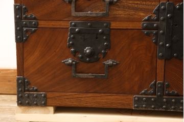 和製アンティーク　美品　総欅(ケヤキ)材・中桐　手打ち金具　シンプルな金具が和モダンな雰囲気を醸し出す酒田小箪笥(収納箪笥、和たんす、引き出し、整理タンス)(R-058849)