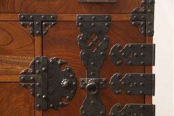 和製アンティーク　美品　総欅(ケヤキ)材・中桐　手打ち金具　シンプルな金具が和モダンな雰囲気を醸し出す酒田小箪笥(収納箪笥、和たんす、引き出し、整理タンス)(R-058849)