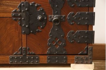 和製アンティーク　美品　総欅(ケヤキ)材・中桐　手打ち金具　シンプルな金具が和モダンな雰囲気を醸し出す酒田小箪笥(収納箪笥、和たんす、引き出し、整理タンス)(R-058849)