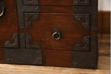和製アンティーク　明治大正期　前面欅(ケヤキ)材　巾着金具が素敵な味わいを醸し出す庄内箪笥(庄内小箪笥、引き出し、サイドチェスト)(R-058850)